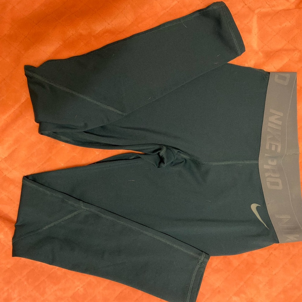 Nike pro leggings small